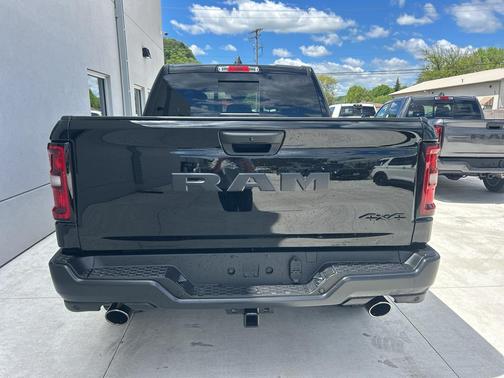 Diamond Black Crystal Pearlcoat 2026 RAM 1500 Warlock Crew Cab 4x4 5'7' Box