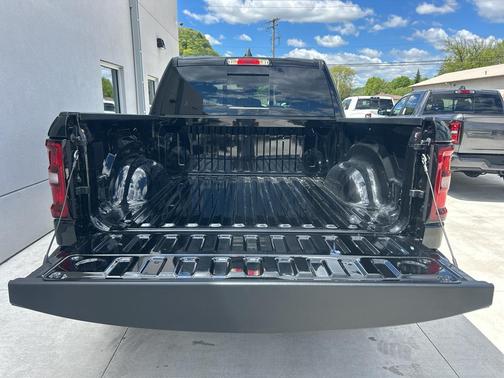 Diamond Black Crystal Pearlcoat 2026 RAM 1500 Warlock Crew Cab 4x4 5'7' Box