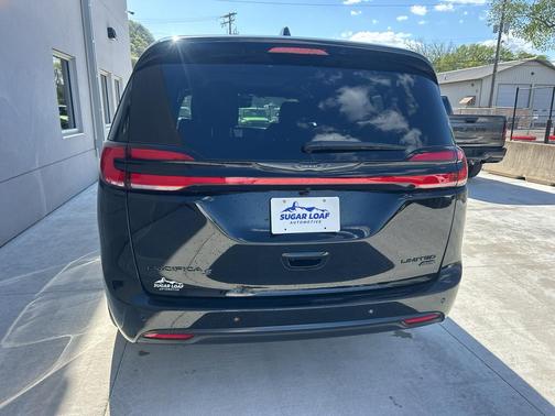Diamond Black Crystal Pearlcoat 2026 Chrysler Pacifica Limited
