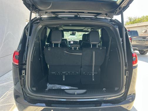 Diamond Black Crystal Pearlcoat 2026 Chrysler Pacifica Limited