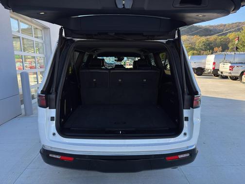 2023 Jeep Wagoneer L Series III 4x4