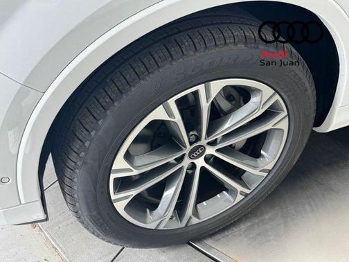 Glacier White 2026 Audi Q7 55 Premium