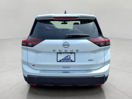 Everest White Pearl Tricoat 2026 Nissan Rogue SV