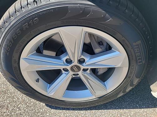 Carrara White 2022 Audi Q7 45 Premium