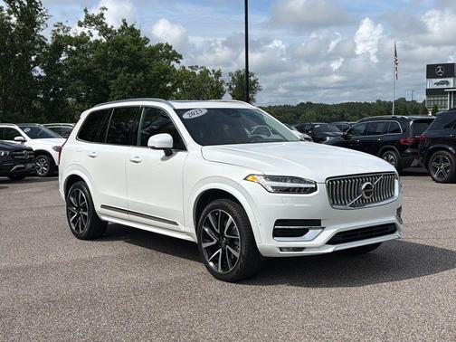 Crystal White Metallic 2023 Volvo XC90 B5 Plus