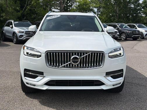 Crystal White Metallic 2023 Volvo XC90 B5 Plus