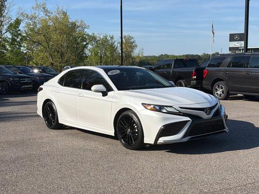 Wind Chill Pearl/Midnight Black Metallic 2023 Toyota Camry XSE