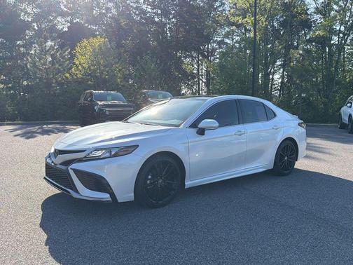 Wind Chill Pearl/Midnight Black Metallic 2023 Toyota Camry XSE
