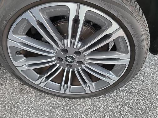 Santorini Black Metallic 2024 Land Rover Range Rover P400 SE