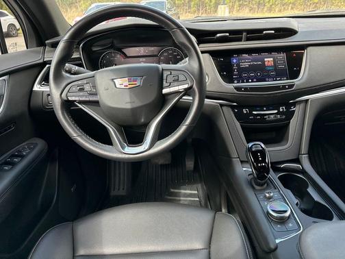 Crystal White Tricoat 2024 Cadillac XT6 Luxury FWD