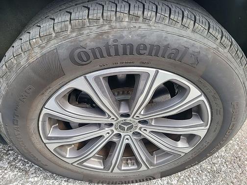 Graphite Grey Metallic 2023 Mercedes-Benz GLC 300