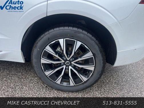 Crystal White Metallic 2023 Volvo XC60 B5 Plus Bright Theme