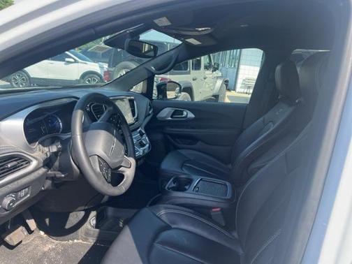 2024 Chrysler Pacifica Hybrid S Appearance Pkg