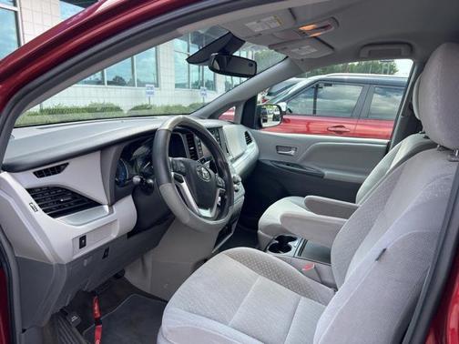 2018 Toyota Sienna LE