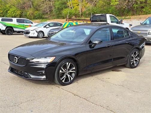 2024 Volvo S60 B5 Core Dark Theme