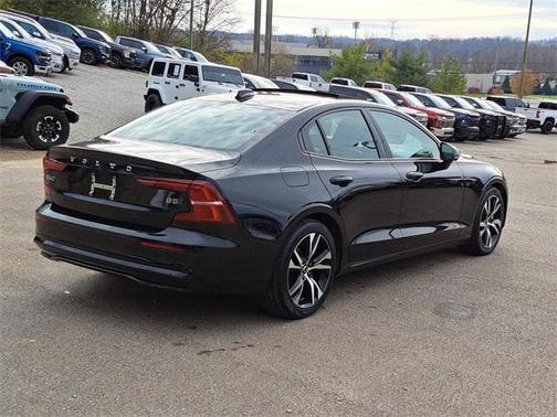 2024 Volvo S60 B5 Core Dark Theme