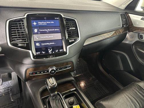 2016 Volvo XC90 T6 Momentum