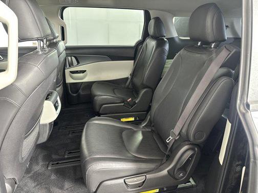 2023 Kia Carnival LX
