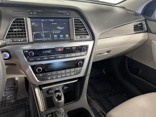 2017 Hyundai SONATA Hybrid Limited