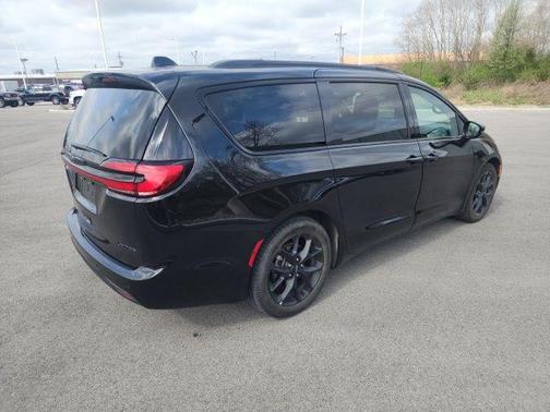 Diamond Black Crystal Pearlcoat 2025 Chrysler Pacifica Limited