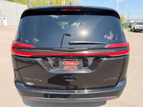 Diamond Black Crystal Pearlcoat 2025 Chrysler Pacifica Limited
