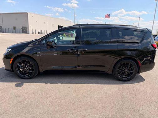 Diamond Black Crystal Pearlcoat 2025 Chrysler Pacifica Limited