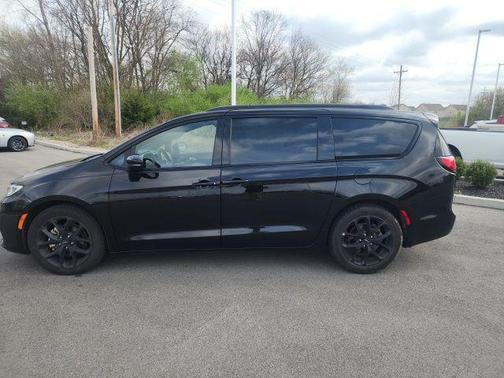 Diamond Black Crystal Pearlcoat 2025 Chrysler Pacifica Limited