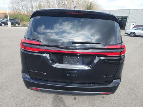 Diamond Black Crystal Pearlcoat 2025 Chrysler Pacifica Limited