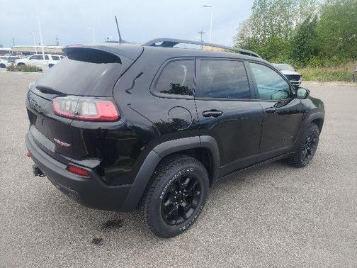 Diamond Black Crystal Pearlcoat 2022 Jeep Cherokee Trailhawk