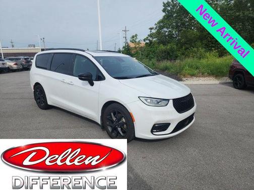Bright White Clearcoat 2023 Chrysler Pacifica Limited
