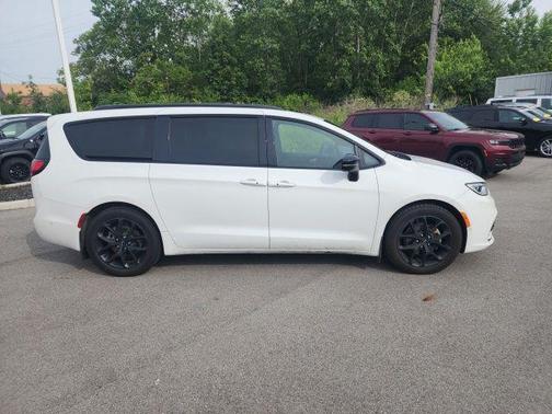 Bright White Clearcoat 2023 Chrysler Pacifica Limited