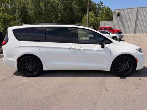 Bright White Clearcoat 2023 Chrysler Pacifica Limited