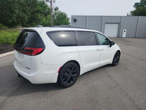 Bright White Clearcoat 2023 Chrysler Pacifica Limited