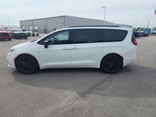 Bright White Clearcoat 2023 Chrysler Pacifica Limited