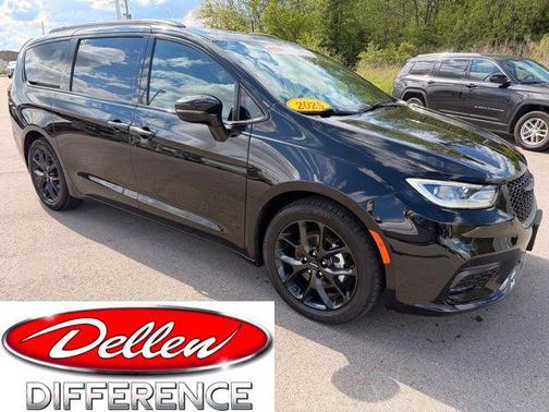 Diamond Black Crystal Pearlcoat 2025 Chrysler Pacifica Limited