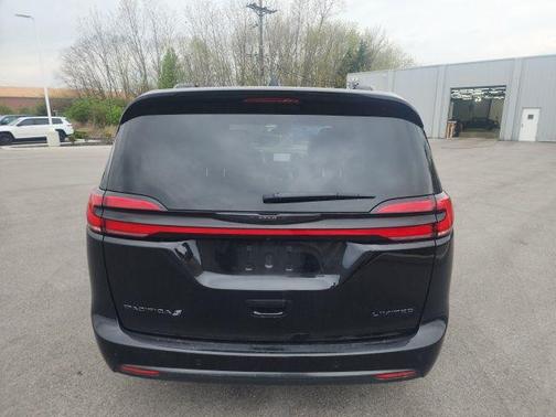 Diamond Black Crystal Pearlcoat 2025 Chrysler Pacifica Limited