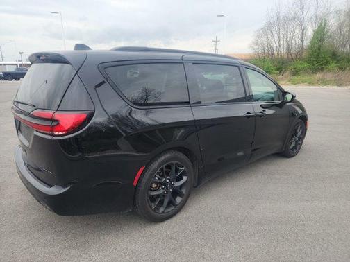 Diamond Black Crystal Pearlcoat 2025 Chrysler Pacifica Limited