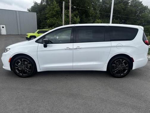 2026 Chrysler Pacifica L