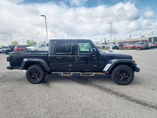 Black Clearcoat 2022 Jeep Gladiator Altitude