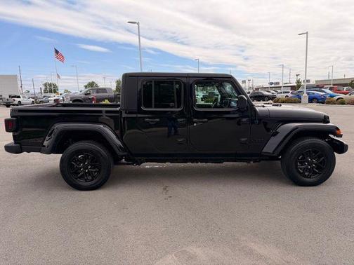 Black Clearcoat 2022 Jeep Gladiator Altitude