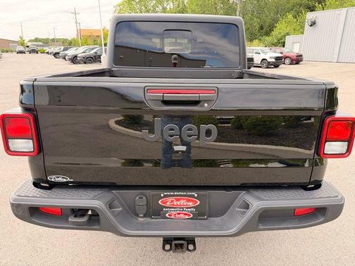 Black Clearcoat 2022 Jeep Gladiator Altitude