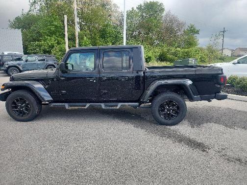 Black Clearcoat 2022 Jeep Gladiator Altitude
