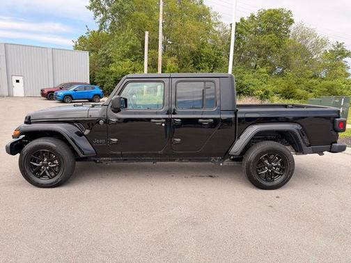 Black Clearcoat 2022 Jeep Gladiator Altitude