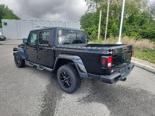 Black Clearcoat 2022 Jeep Gladiator Altitude