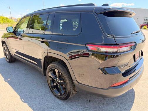 Diamond Black Crystal Pearlcoat 2022 Jeep Grand Cherokee L Limited