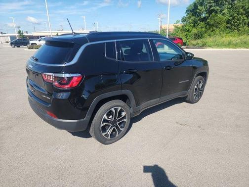 Diamond Black Crystal Pearlcoat 2022 Jeep Compass Limited