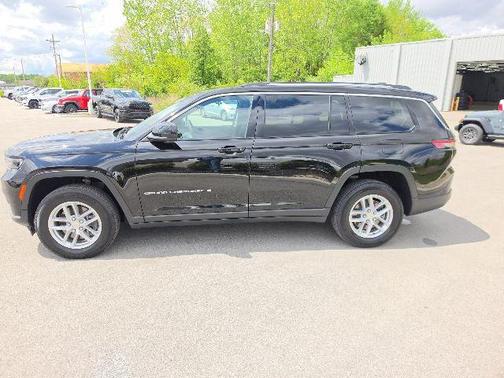 Diamond Black Crystal Pearlcoat 2024 Jeep Grand Cherokee L Laredo