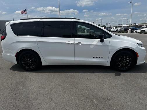 2025 Chrysler Pacifica L