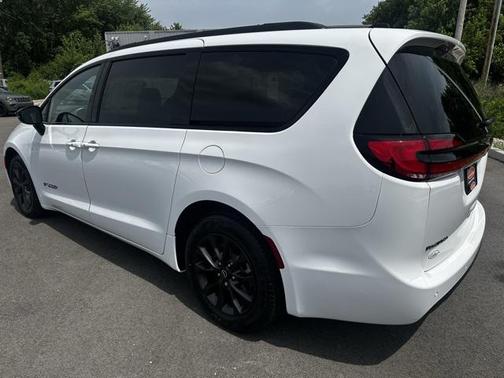 2025 Chrysler Pacifica L