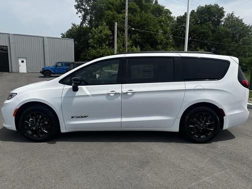 2025 Chrysler Pacifica L